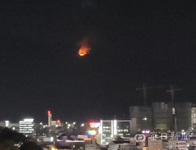 23일 오후 5시 40분쯤 경북 상주시 연원동 사찰 남장사 내 중궁암에서 원인을 알 수 없는 화재가 발생, 진화 작업이 이뤄지고 있다. 고도현 기자