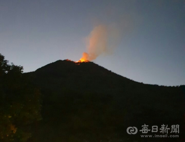 23일 오후 5시 40분쯤 경북 상주시 연원동 사찰 남장사 내 중궁암에서 원인을 알 수 없는 화재가 발생, 진화 작업이 이뤄지고 있다. 고도현 기자