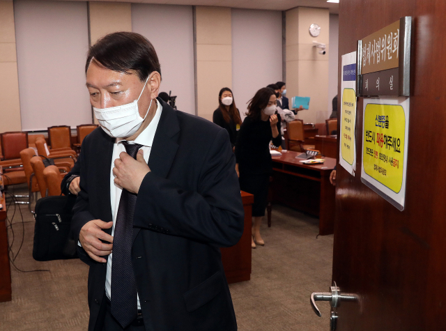 윤석열 검찰총장이 23일 국회 법제사법위원회 대검찰청 국정감사를 마친 뒤 국감장을 나서고 있다. 연합뉴스