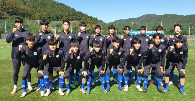 구미대 축구부 선수들이 16강 승리를 다짐하고 있다. 구미대 제공