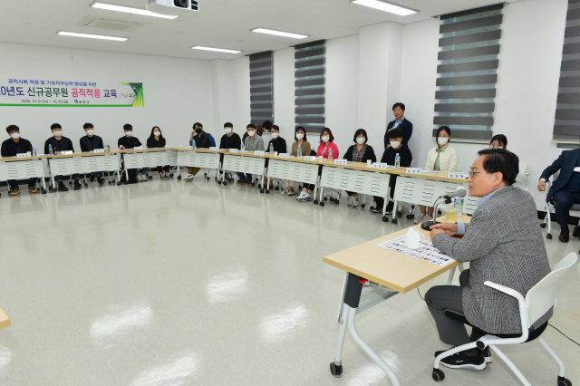 봉화군 새내기 공무원들이 엄태항 봉화군수와 대화를 통해 소통의 시간을 갖고 있다. 봉화군 제공