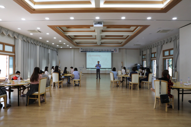 김창대 서울대 교육학과 교수가 금오공대의 다문화가정 여성들과 함께하는 멘토링 및 체험 프로그램에서 특강을 하고 있다. 금오공대 제공