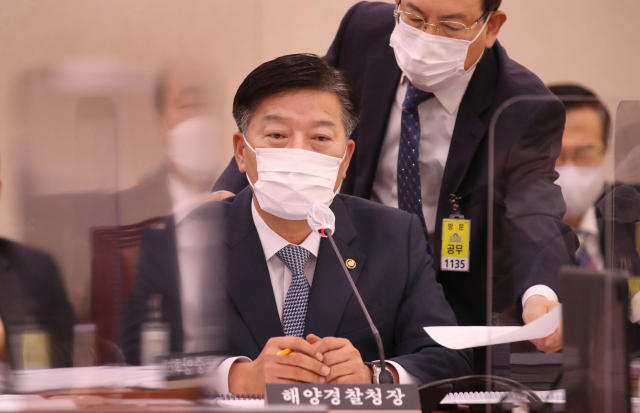 김홍희 해양경찰청장이 26일 국회에서 열린 농림축산식품해양수산위원회의 해양수산부 및 소관 기관 종합국정감사에서 질의에 답변하고 있다. 연합뉴스