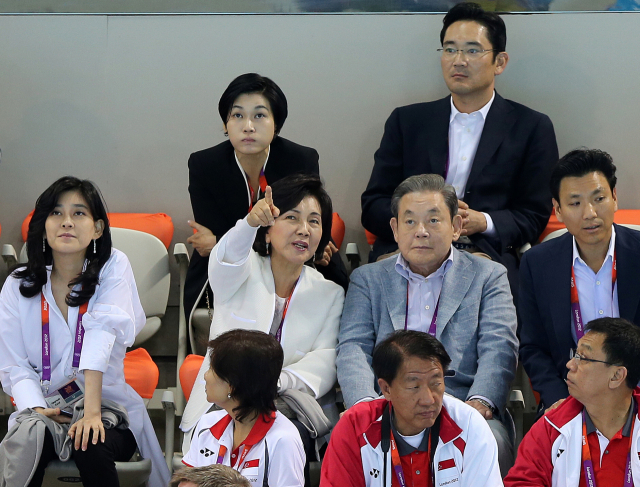 한국 재계를 대표하는 이건희 삼성그룹 회장이 지난 25일 서울 일원동 삼성서울병원에서 별세했다. 사진은 2012년 7월 29일 이건희 회장 가족이 영국 런던 올림픽파크의 아쿠아틱스 센터에서 열린 2012 런던올림픽 남자 자유형 400ｍ 결승을 참관하고 있다. 연합뉴스