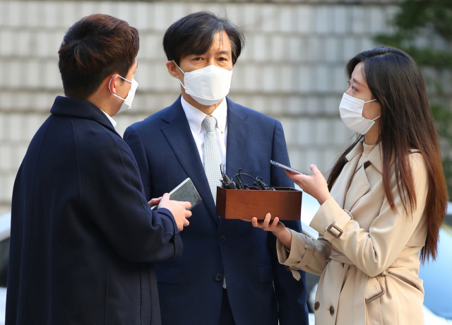 청와대 민정수석비서관 재직 당시 유재수 전 부산시 경제부시장에 대한 감찰을 중단시킨 혐의로 기소된 조국 전 법무부 장관이 23일 오전 서울 서초구 서울중앙지방법원에서 열린 공판에 출석하고 있다. 연합뉴스