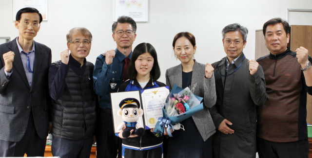 대구북부경찰서는 27일 학교폭력 예방 표어·사진 공모전 시상식에서 우수작 6개를 선정해 상장과 부상을 수여했다. 대구북부경찰서 제공