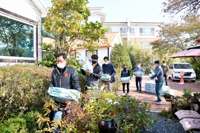 포항스틸러스는 27일 경북도 여성 장애인 복지관, 장애인 주간보호시설 사랑의 동산, 행복한 재가요양센터 등 장애인, 홀로 사는 노인 등을 위한 시설 3곳을 방문해 취약계층의 식사지원을 위한 10kg 쌀 156포를 전달했다. 포항스틸러스 제공.