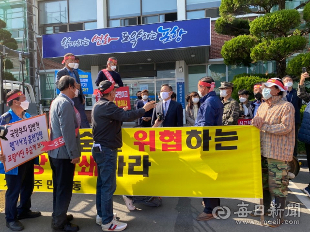 포항 장기면 군 수성사격장에 대한 주민간담회가 행정복지센터에서 계획됐지만 주민들의 입장 거부로 이두희 국방부 정책기획관이 직접 마당으로 나와 주민들과 대화를 나누고 있다. 반대대책위 제공