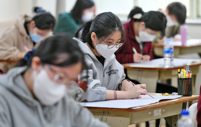 2021학년도 대학수학능력시험을 한 달 여 앞둔 27일 오전 대구 수성구 수성고등학교에서 고3 수험생들이 10월 모의고사를 치르고 있다. 김영진 기자 kyjmaeil@imaeil.com