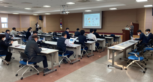 구미시와 구미 스마트산단사업단이 구미산단 내 중소기업을 대상으로 스마트에너지플랫폼 구축사업 설명회를 하고 있다. 구미시 제공