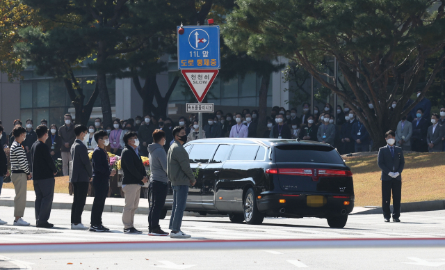 故 이건희 삼성그룹 회장의 영결식이 엄수된 28일 경기도 화성시 삼성전자 화성사업장에 고인의 운구차량이 들어서고 있다. 연합뉴스