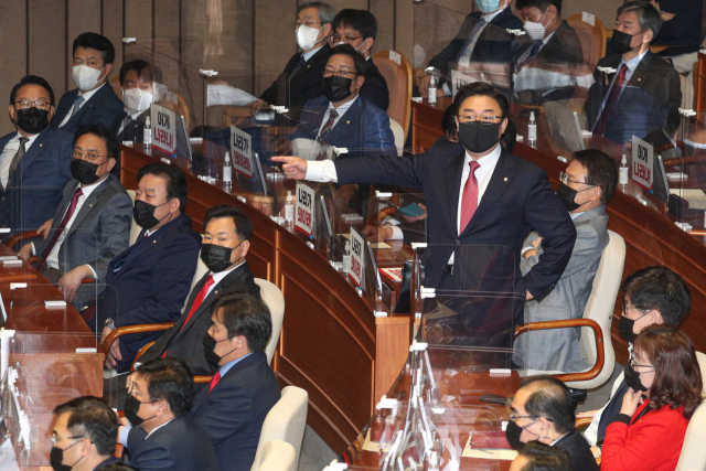 국민의힘 김성원 원내수석부대표가 28일 오전 서울 여의도 국회 본회의장에서 문재인 대통령과 여야 대표 사전환담 당시 청와대 경호처 직원의 주호영 원내대표 신체 수색 시도에 대해 항의하고 있다. 연합뉴스