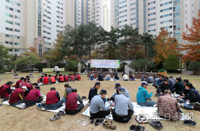 28일 대구 서구 중리롯데캐슬아파트에서 입주민들이 아파트 관리직원들에게 감사 표시로 도시락과 선물을 나눠주며 함께 점심 식사를 하고 있다. 성일권 기자 sungig@imaeil.com