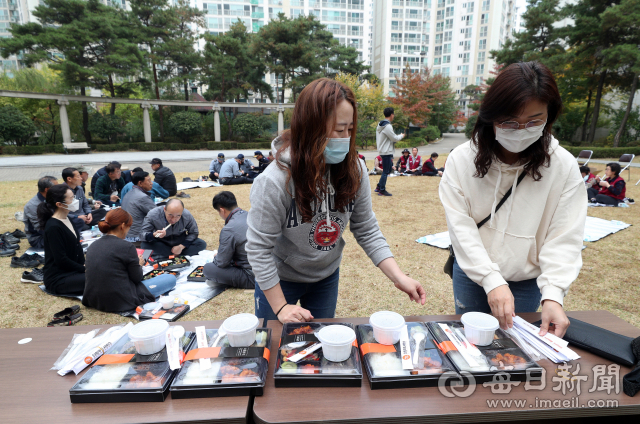 28일 대구 서구 중리롯데캐슬아파트에서 입주민들이 아파트 관리직원들에게 감사 표시로 도시락과 선물을 나눠주며 함께 점심 식사를 하고 있다. 성일권 기자 sungig@imaeil.com