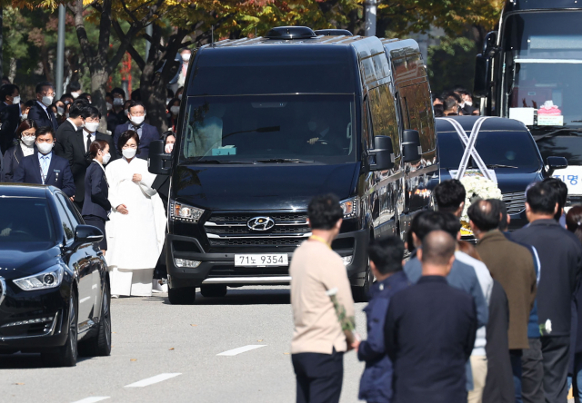 故 이건희 삼성그룹 회장의 영결식이 엄수된 28일 오전 경기도 화성시 삼성전자 화성사업장에서 이부진 호텔신라 대표와 홍라희 전 리움미술관장이 차량에 오르고 있다. 연합뉴스