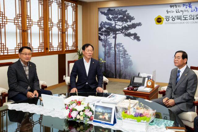 장상수 대구시의회 의장(우)과 고우현 경북도의회 의장(가운데)이 28일 오찬을 겸한 회동을 갖고 내년도 통합신공항 예산 확보에 대한 공동 전략을 수립하자는데 의견을 모았다.