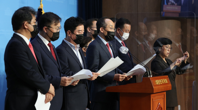 국회 예산결산특별위원회 국민의힘 추경호 간사와 의원들이 27일 국회 소통관에서 정부가 제출한 2021년도 예산안 관련 5대 분야 100대 문제사업 기자회견을 하고 있다. 연합뉴스