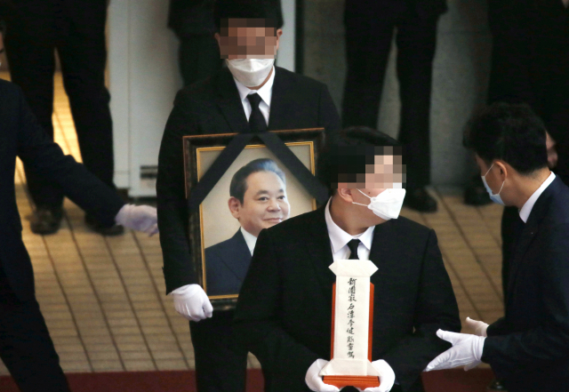 고(故) 이건희 삼성그룹 회장의 발인식이 28일 오전 서울 강남구 삼성서울병원 장례식장에서 엄수된 가운데 유가족과 관계자들이 고인의 영정을 모시고 있다. 연합뉴스