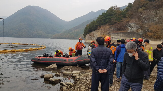 119구조대가 28일 오후 대구 달성군 가창면 용계리 가창댐에서 실종자를 수색하고 있다. 대구소방안전본부 제공