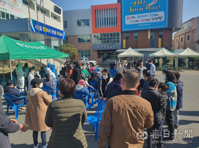 영천시보건소가 코로나19 검사를 받으러 온 금호읍 모 아파트 단지 입주민들로 북새통을 이루고 있다. 독자 제공