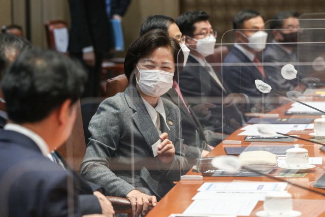 추미애 법무부 장관이 30일 오전 서울 여의도 국회에서 열린 고위공직자범죄수사처장 후보 추천위원 위촉식에서 위원들과 대화하고 있다. 연합뉴스