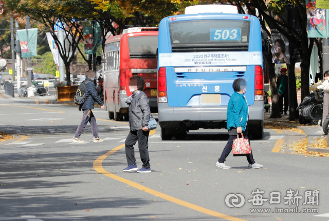 2일 오후 대구 중구 중앙로에서 시민들이 무단횡단을 하고 있다. 올들어 대구시 교통사고 사망자 90명 가운데 보행 사망자가 45명으로 나타나자 대구경찰청은 이달부터 무단횡단 행위에 대한 집중 단속에 나섰다. 우태욱 기자 woo@imaeil.com