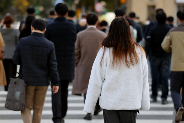 쌀쌀한 아침 날씨를 보인 2일 오전 시민들이 발걸음을 재촉하고 있다. 연합뉴스