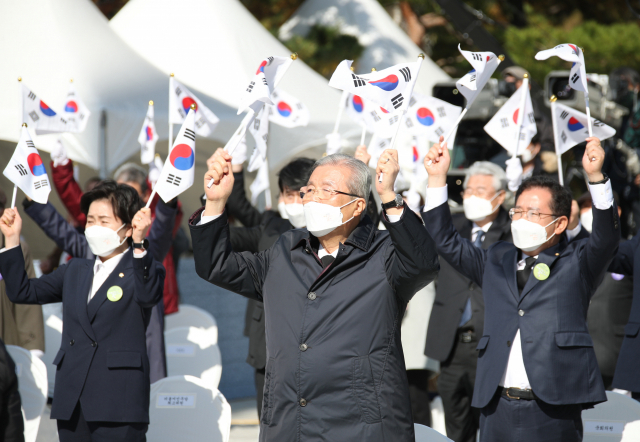 국민의힘 김종인 비상대책위원장이 3일 광주광역시 서구 학생독립운동기념탑에서 열린 제91주년 학생독립운동 기념식에서 참석자들과 만세삼창을 하고 있다. 연합뉴스