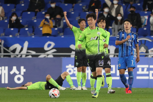 지난달 25일 울산 문수축구경기장에서 열린 프로축구 하나원큐 K리그1 울산 현대와 전북 현대의 경기에서 1대0으로 승리한 전북 선수들이 종료 호루라기가 울리자 기뻐하고 있다. 이 경기는 5만 8천202명이라는 올 시즌 네이버 최대 동시 접속자 수를 기록했다. 연합뉴스