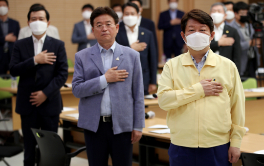 지난 9월 21일 대구 북구 대구시청 별관에서 열린 대구경북행정통합공론화위원회 출범식에서 권영진 대구시장, 이철우 경상북도지사 등 공론화위 관계자들이 국민의례를 하고 있다. 김영진 기자 kyjmaeil@imaeil.com