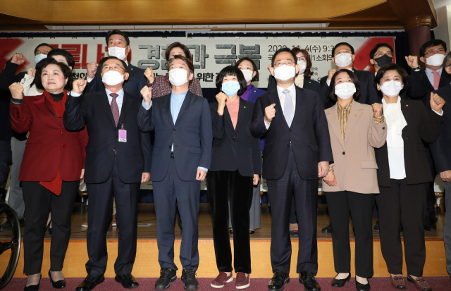 더불어민주당 남인숙 의원(앞줄 왼쪽부터), 정의당 이은주 의원, 국민의힘 주호영 원내대표, 국민의당 최연숙 의원, 안철수 대표, 이수구 건강사회운동본부 이사장 등이 4일 국회 의원회관에서 최연숙.서정숙 의원실 주최로 열린 