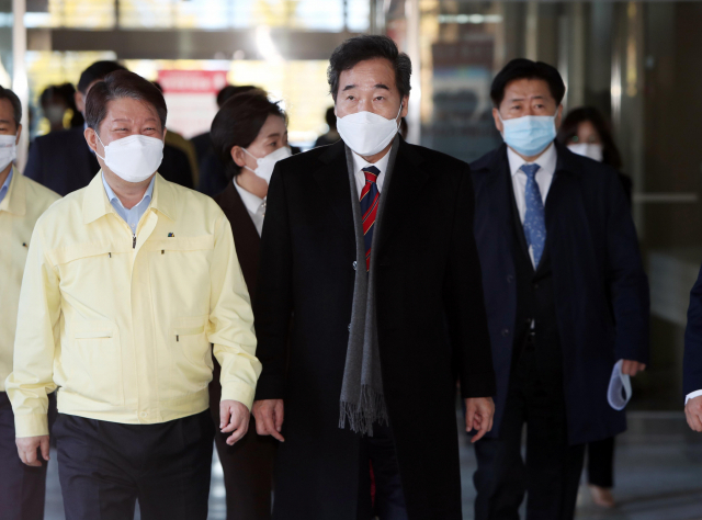 더불어민주당 이낙연 대표(가운데)와 권영진 대구시장(왼쪽)이 4일 대구 북구 대구시청별관에서 열린 더불어민주당·대구시 정책간담회에 참석하고 있다. 연합뉴스