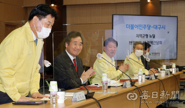 4일 대구시청 별관에서 열린 더불어민주당-대구시 지역균형 뉴딜 현장방문 및 정책간담회에서 홍의락(왼쪽) 대구시 경제부시장이 소개되자 이낙연(왼쪽 두 번째) 더불어민주당 대표, 권영진(왼쪽 세 번째) 대구시장이 박수를 치고 있다. 성일권 기자 sungig@imaeil.com