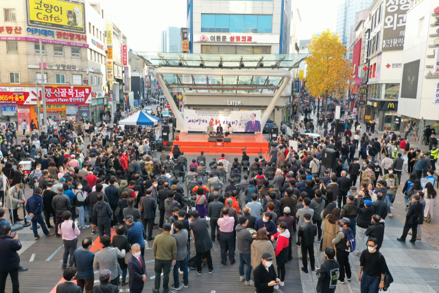 7일 오후 대구 중구 동성로에서 진행한 홍준표 의원의 정치버스킹에 대구시민과 지지자들이 대구백화점 앞 야외광장에 모여 홍 의원의 발언을 듣고 있다. 안성완 기자