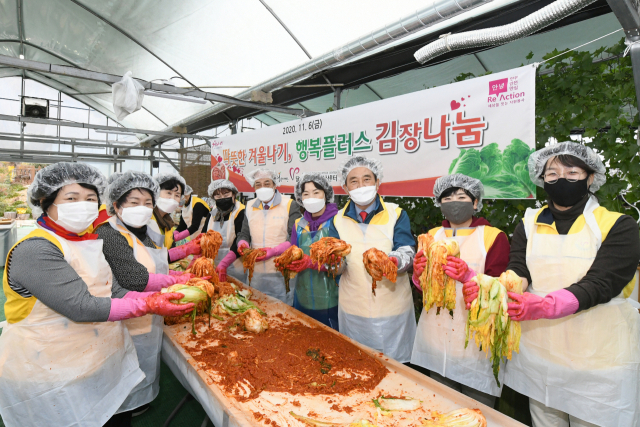 김문오((오른쪽 줄 세 번째) 달성군수와 자원봉사센터 회원들이 새터민 돕기 김장나눔 행사를 벌이고 있다. 달성군 제공