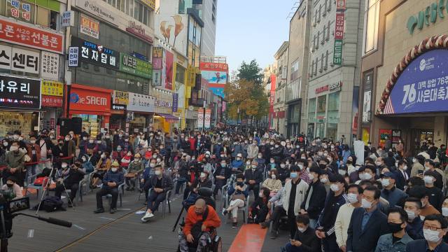 홍준표의 정치버스킹 2탄 동성로 만민공동회에 귀를 쫑긋 세운 수많은 인파들. TV매일신문 제공