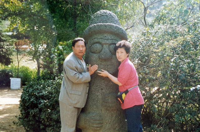 윤숙자 씨와 남편 최무웅 씨가 10년 전 제주도 여행에서 찍은 사진. 본인제공.