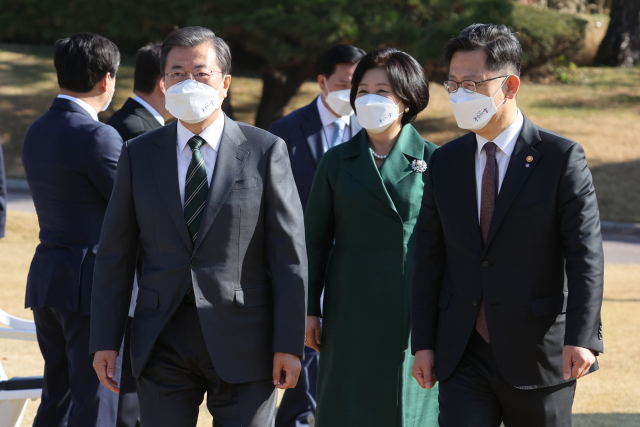 문재인 대통령과 김정숙 여사가 11일 청와대 대정원에서 열린 제25회 농업인의 날 기념식에 김현수 농림축산식품부 장관(오른쪽)과 함께 참석하고 있다. 연합뉴스