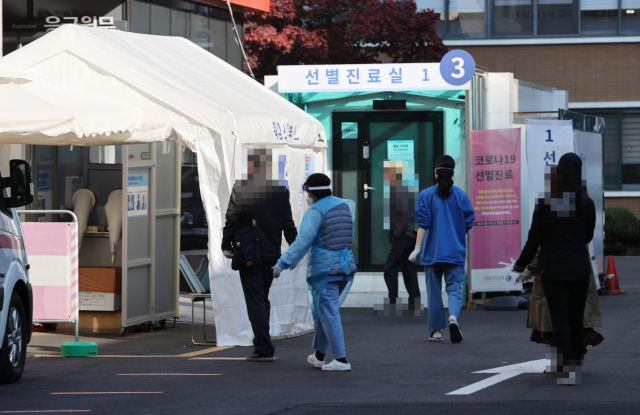 12일 오전 서울 중구 국립중앙의료원에서 시민들이 코로나19 검사를 받기 위해 선별진료소로 향하고 있다. 연합뉴스