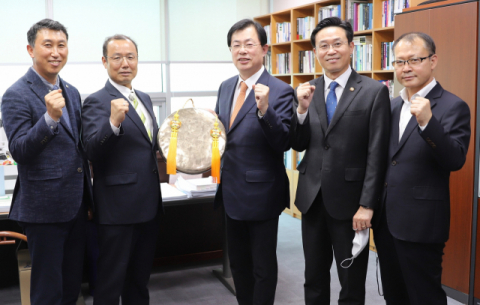 (왼쪽부터)한농연 김한종 부회장, 김제열 회장 권한대행, 이만희 국회의원, 이재욱 농림부차관, 여영현 농협 농업농촌지원본부장이 감사패 수상을 축하하고 있다. 이만희 의원실 제공