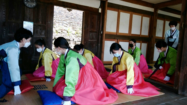 대구 달서중학교 학생들이 육신사를 방문해 전통예절을 배우는 모습. 달서중 제공