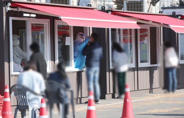 12일 오전 전남 화순군 화순읍 이용대체육관에 마련된 도보 이동형 선별진료소에서 주민들이 신종 코로나바이러스 감염증(코로나19) 검사를 받고 있다. 화순에서 요양보호사로 일하는 거주민이 코로나19 확진 판정을 받으며 가족과 동료 등 접촉자들이 잇따라 추가 확진판정을 받았다. 연합뉴스