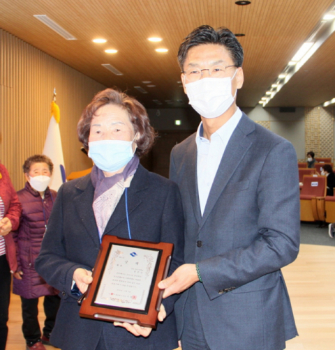 안동시 성인문해교육 학생들이 대한민국 성인문해 시화전 공모에서 지난해에 이어 올해도 4명의 수상자를 배출했다. 사진은 우수상을 받은 권분순 학생. 안동시 제공