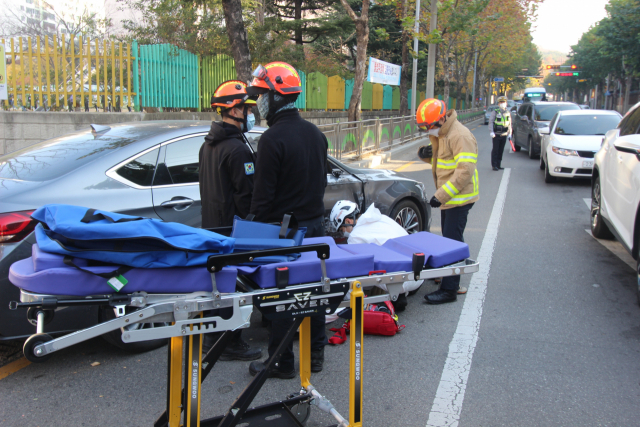 13일 오전 8시 46분쯤 대구시 달서구 월성남네거리 인근에서 A(76)씨가 운전하던 제네시스 차량이 인도로 돌진, 4명이 다쳤다. 대구소방본부 제공