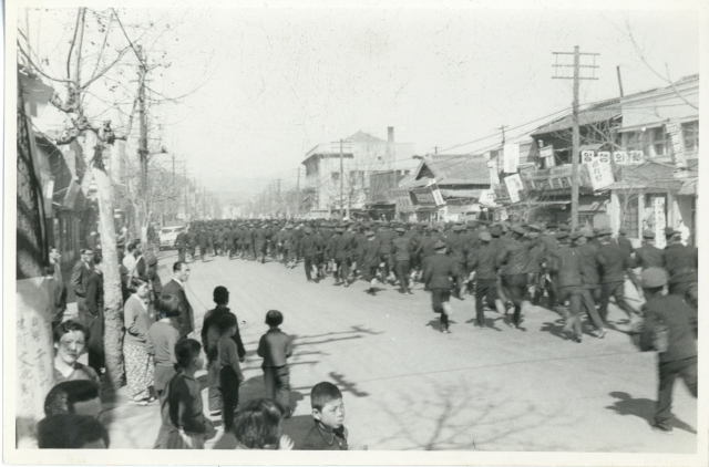 2·28민주운동기념사업회가 1960년 2·28민주운동 사진과 문헌이 연세대 박물관에서 발견됐다고 13일 밝혔다. 사진은 2·28민주운동 당시 학생 시위 모습. 이번에 발견된 2·28민주운동 관련 사진과 문헌은 4·19혁명 직후 연세대 재학생들로 구성된 