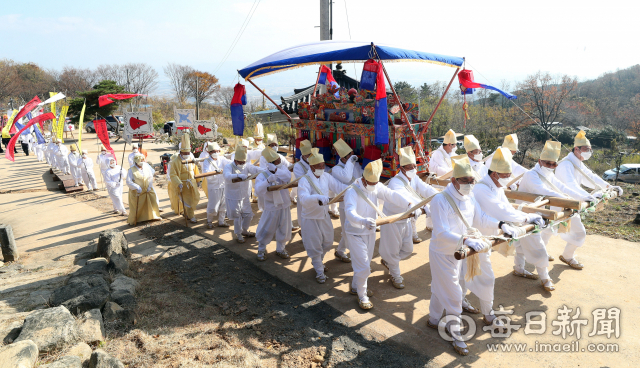 14일 경산 무학산 경산상엿집 마당에서 (사)나라얼연구소 주최로 열린 제7회 한국 전통상례문화 국제학술세미나에서 대구 달성군 설화리상여소리보존회가 전통 상여 행렬을 재연하고 있다. 성일권 기자 sungig@imaeil.com