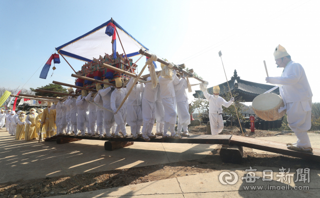 14일 경산 무학산 경산상엿집 마당에서 (사)나라얼연구소 주최로 열린 제7회 한국 전통상례문화 국제 학술세미나에서 대구 달성군 설화리상여소리보존회가 전통 상여 행렬을 재연하고 있다. 성일권 기자 sungig@imaeil.com