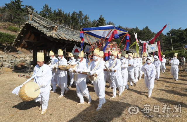 14일 경산 무학산 경산상엿집 마당에서 (사)나라얼연구소 주최로 열린 제7회 한국 전통상례문화 국제학술세미나에서 대구 달성군 설화리상여소리보존회가 전통 상여행렬을 재연하고 있다. 성일권 기자 sungig@imaeil.com