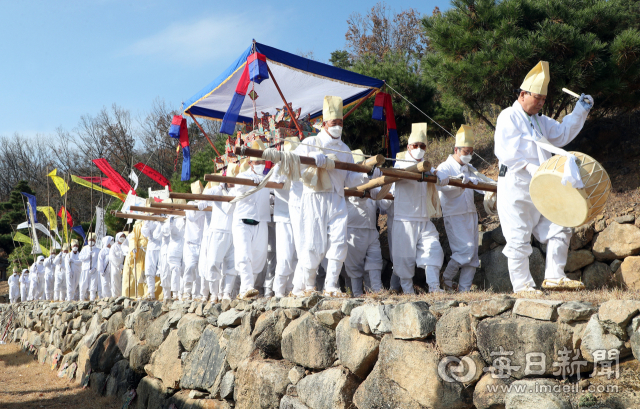 14일 경산 무학산 경산상엿집 마당에서 (사)나라얼연구소 주최로 열린 제7회 한국 전통상례문화 국제학술세미나에서 대구 달성군 설화리상여소리보존회가 전통 상여 행렬을 재연하고 있다. 성일권 기자 sungig@imaeil.com