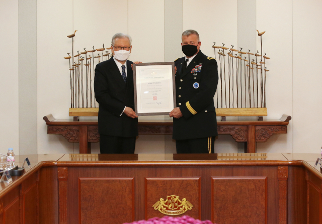 신일희 계명대 총장과 마크T.시밀러 주한미군 군수참모부장이 특임교수 임용장을 들고 기념촬영을 하고 있다. 계명대 제공